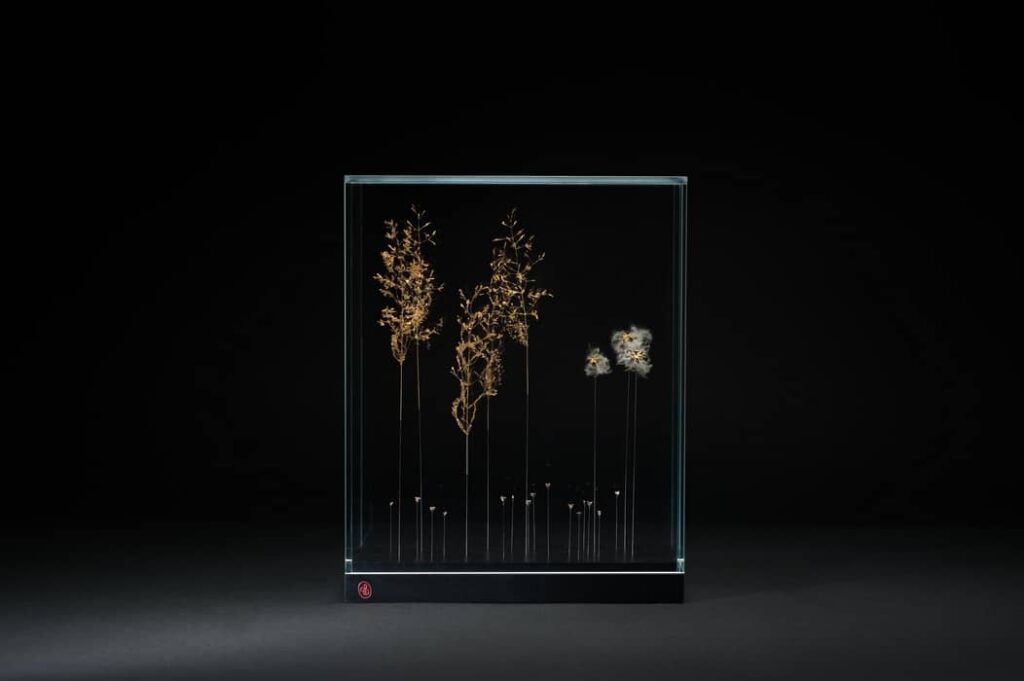 # Pensée vaporeuse : Œuvre composée d'agrostis, de fleurs de clématite des haies et de bourse à pasteur