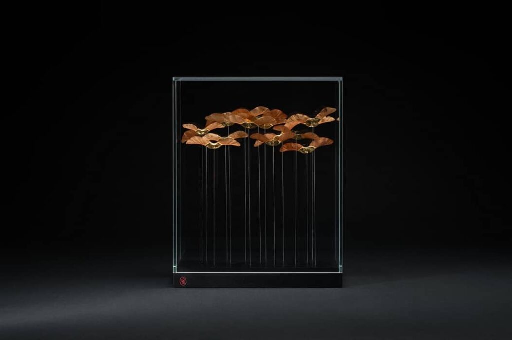 # Une lumière dans l'enfance : Œuvre composée de samares d'érable plane