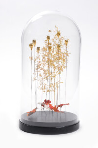 # fremissement : herbes folles dorées à la feuille d'or, coquelicots dorés et blancs avec au sol des feuilles de chêne polychromées et des fleurs d'hortensia Annabelle Sculpture de coquelicots et herbes folles