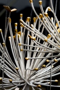 # butinage : 2 agapanthes blanches avec bouts dorés à la feuille d’or & 13 papillons dorés avec 5 couleurs d’or différents (jaune vif, pale, vert, rose et blanc). Sculpture d'agapanthes blanches avec bouts dorés à la feuille d’or & 13 papillons dorés avec 5 couleurs d’or différents (jaune vif, pale, vert, rose et blanc).