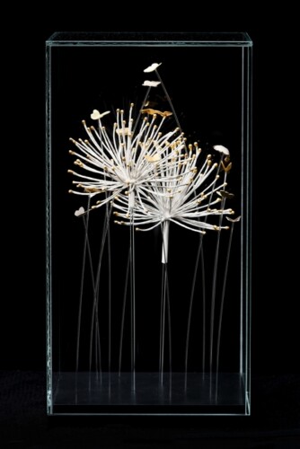 # butinage : 2 agapanthes blanches avec bouts dorés à la feuille d’or & 13 papillons dorés avec 5 couleurs d’or différents (jaune vif, pale, vert, rose et blanc). Sculpture d'agapanthes blanches avec bouts dorés à la feuille d’or & 13 papillons dorés avec 5 couleurs d’or différents (jaune vif, pale, vert, rose et blanc).