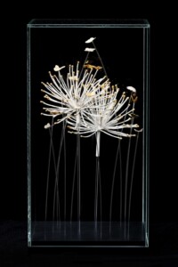 # butinage : 2 agapanthes blanches avec bouts dorés à la feuille d’or & 13 papillons dorés avec 5 couleurs d’or différents (jaune vif, pale, vert, rose et blanc). Sculpture d'agapanthes blanches avec bouts dorés à la feuille d’or & 13 papillons dorés avec 5 couleurs d’or différents (jaune vif, pale, vert, rose et blanc).